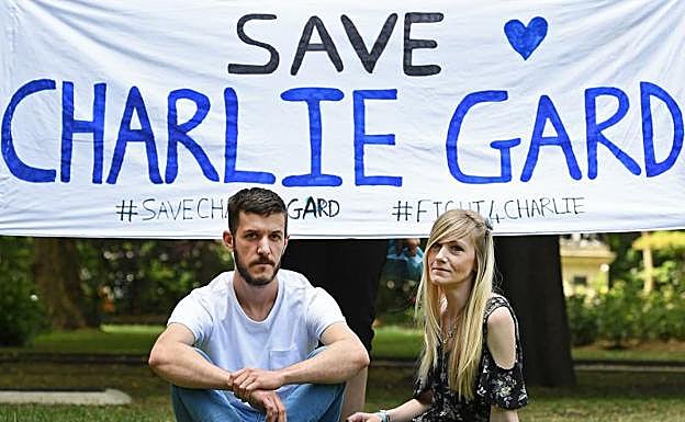 Los padres del bebé Charlie, tras presentar las firmas de apoyo a su caso.
