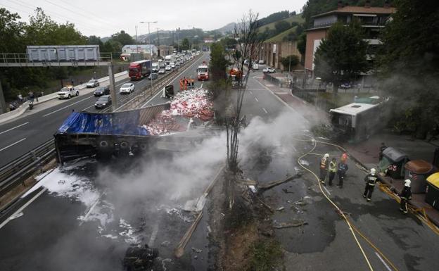 Choque entre un camión y un bus el pasado viernes en Guipúzcoa.