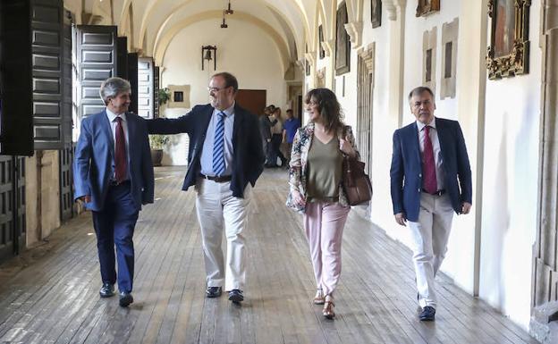 El consejero de Educación, Fernando Rey, participa en la inauguración de un curso de verano de la Universidad de León.