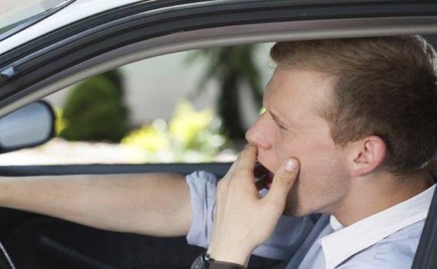 Un conductor bosteza al volante. 