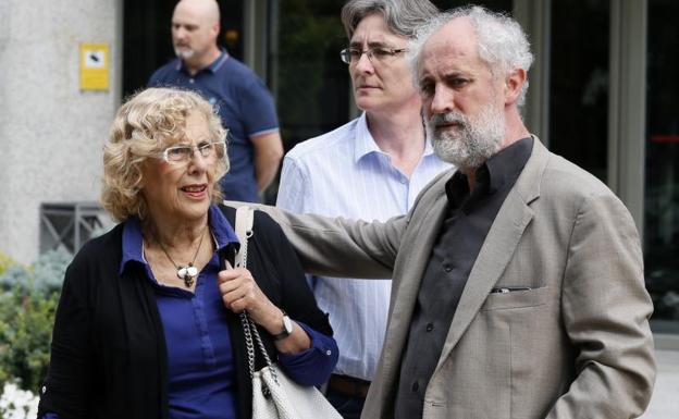 Manuela Carmena, junto a Luis Cueto.