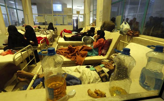 Personas infectadas por el cólera reciben tratamiento en un hospital de Saná (Yemen).