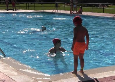 Imagen secundaria 1 - Las instalaciones cuentan con dos piscinas, para adultos y para los más pequeños.