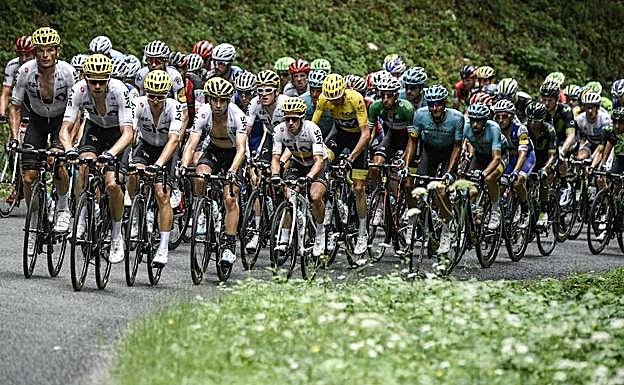 El pelotón, liderado por el equipo Sky.