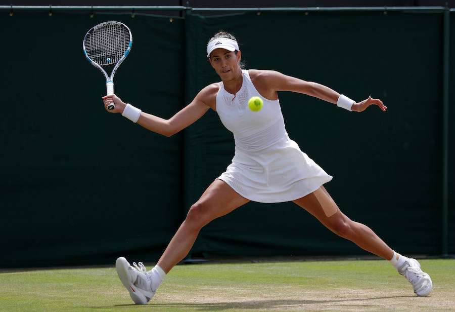 La española Garbiñe Muguruza consiguió alzanzar los cuartos de final de Wimbledon al vencer por 6-4, 4-6 y 4-6 a la alemana Angelique Kerber.