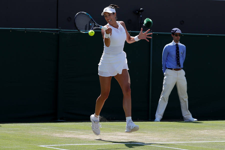 La española Garbiñe Muguruza consiguió alzanzar los cuartos de final de Wimbledon al vencer por 6-4, 4-6 y 4-6 a la alemana Angelique Kerber.