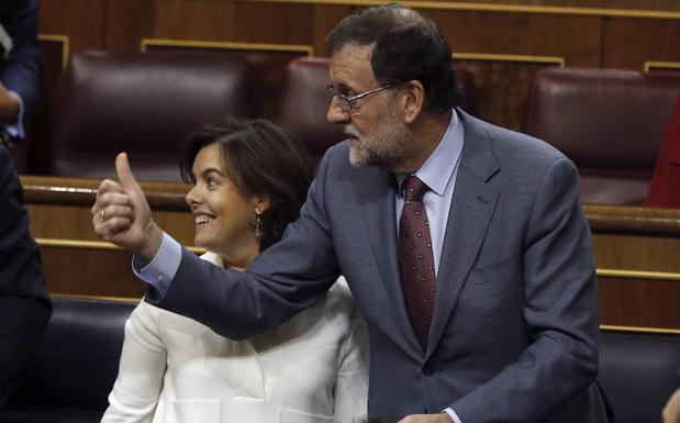 Rajoy (d) y Soraya Sáenz de Santamaría, en el Congreso de los Diputados. 