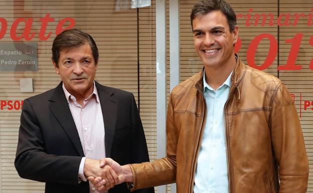 Javier Fernández saluda a Pedro Sánchez.