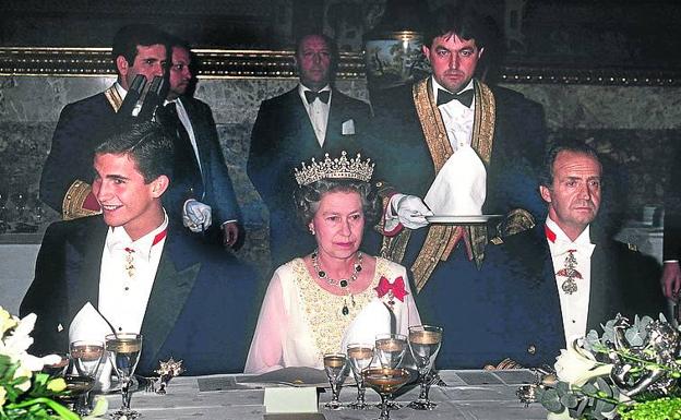 Isabel II visitó oficialmente España en 1988. En la imagen, en la cena de gala.