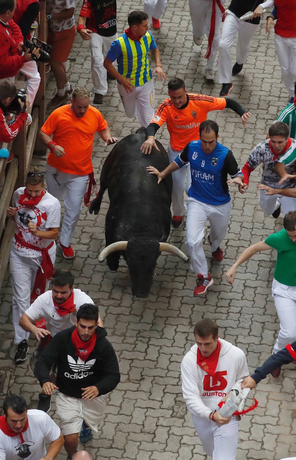 Los toros de la ganadería de Jandilla han corrido el encierro más rápido de los Sanfermines, con una duración de dos minutos y doce segundos, y sin heridos por asta.