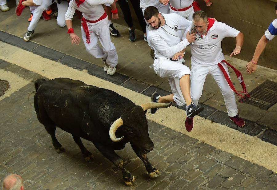 Los toros de la ganadería de Jandilla han corrido el encierro más rápido de los Sanfermines, con una duración de dos minutos y doce segundos, y sin heridos por asta.