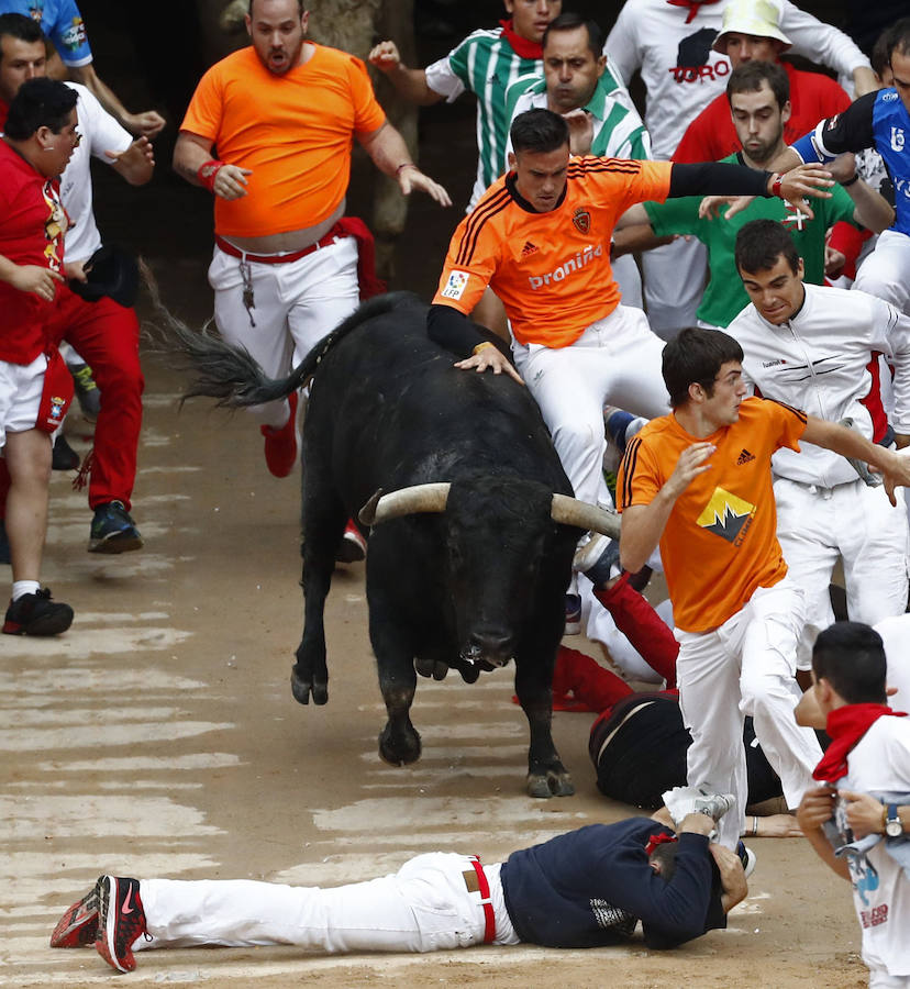 Los toros de la ganadería de Jandilla han corrido el encierro más rápido de los Sanfermines, con una duración de dos minutos y doce segundos, y sin heridos por asta.