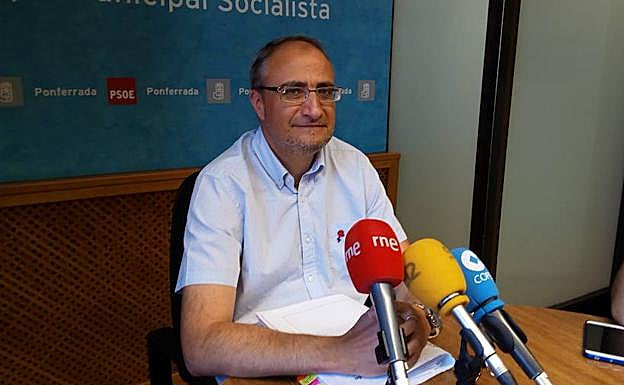 El portavoz municipal del PSOE, Olegario Ramón, durante su comparecencia.