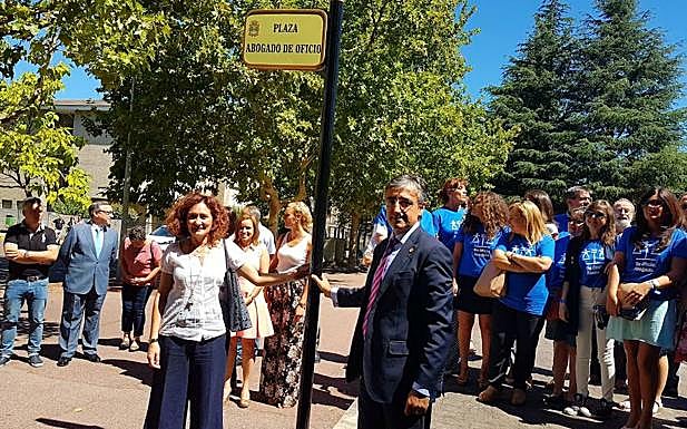 La alcaldesa de Ponferrada, Gloria Fernández Merayo, junto al presidente de la delegación berciana del Colegio de Abogados de León, Ángel Suárez, en la inauguración de la plaza.