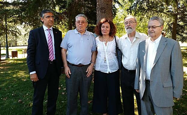 Merayo y Suárez junto a los tres letrados que llevan más tiempo ejerciendo en el Turno de Oficio.