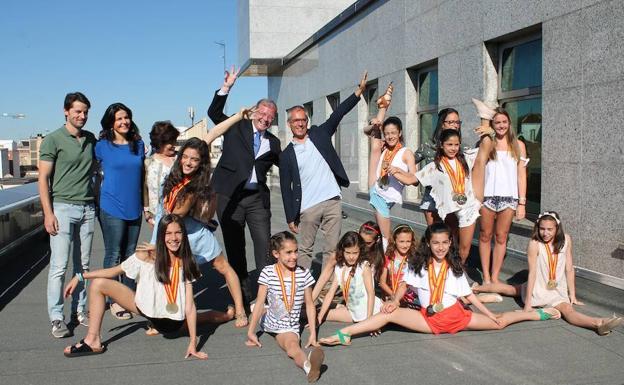 Las jóvenes del Club Ritmo posan en la azotea del Ayuntamiento de León. 