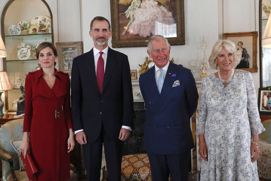 Los Reyes Felipe VI y Letizia, junto al príncipe Carlos de Inglaterra y la duquesa de Cornualles.