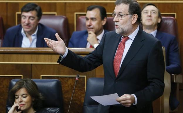 El presidente del Gobierno, Mariano Rajoy (d).