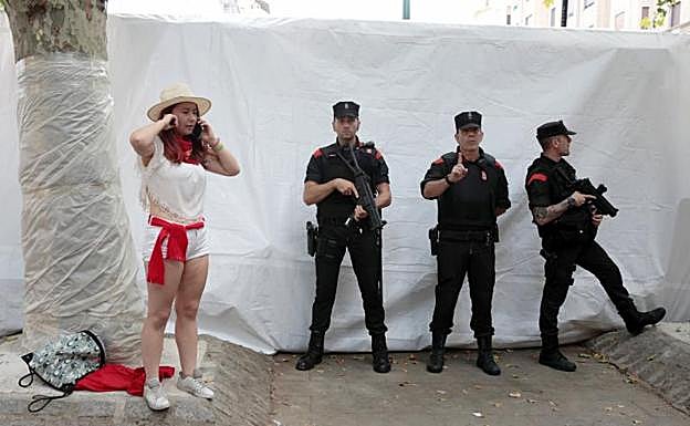 Una mujer, junto a unos agentes. 