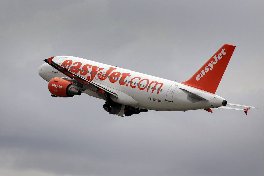 Un avión de easyJet remonta el vuelo tras despegar del aeropuerto. 