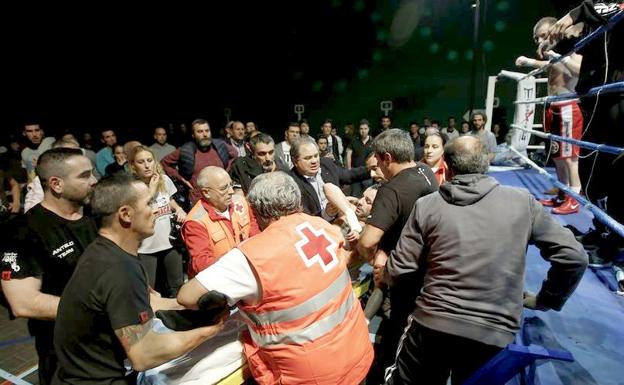 Saúl Tejada es evacuado del ring el pasado 7 de octubre en Galicia.