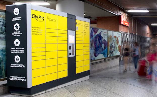 Un CityPaq de Correos en una estación de trenes.