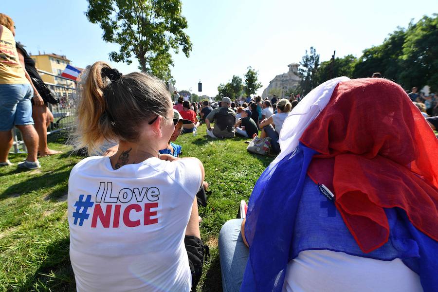 Una multitud en silencio, en medio de la cual habían varios sobrevivientes, colocaba una a una las 12.000 placas pintadas de azul, blanco y rojo, para formar en letras gigantes las palabras "Libertad, Igualdad, Fraternidad", el lema de Francia.