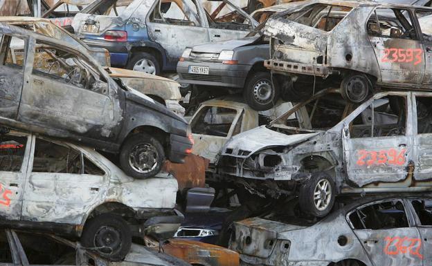 Coches quemados en incidentes vandálicos en 2005. 