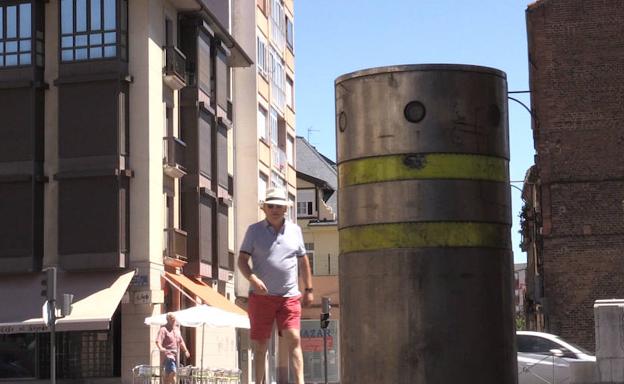 Uno de los bolardos de acceso al centro de León. 