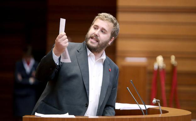 El procurador socialista Álvaro Lora durante el pleno de las Cortes de Castilla y León. 