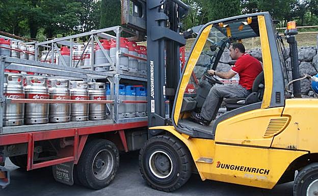 Un operario carga unas bombonas de butano.