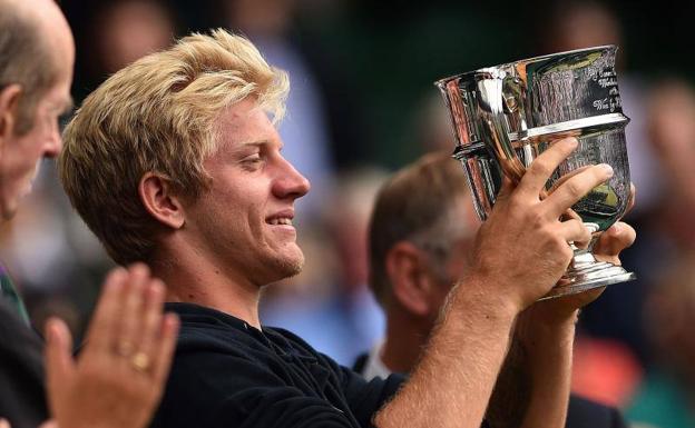 Davidovich, con la copa del Wimbledon Júnior. 