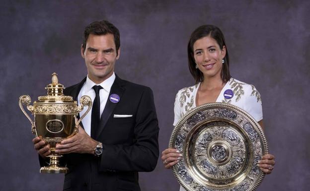 Roger Federer y Garbiñe Muguruza en la ceremonia de ganadores de Wimbledon.