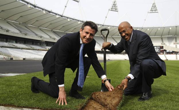 Frankie Fredericks (d) junto a Sebastian Coe en el estadio olímpico de Londres. 