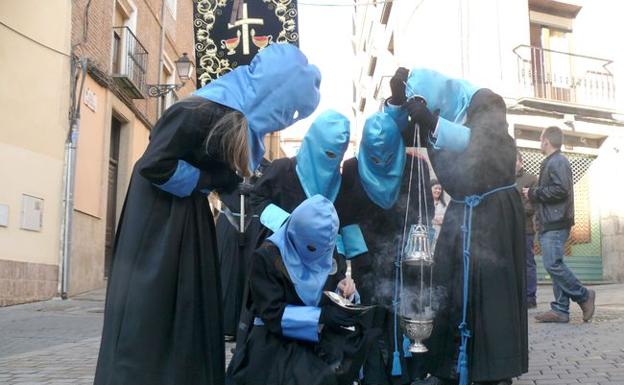 Varios niños participan en la Semana Santa de León. 