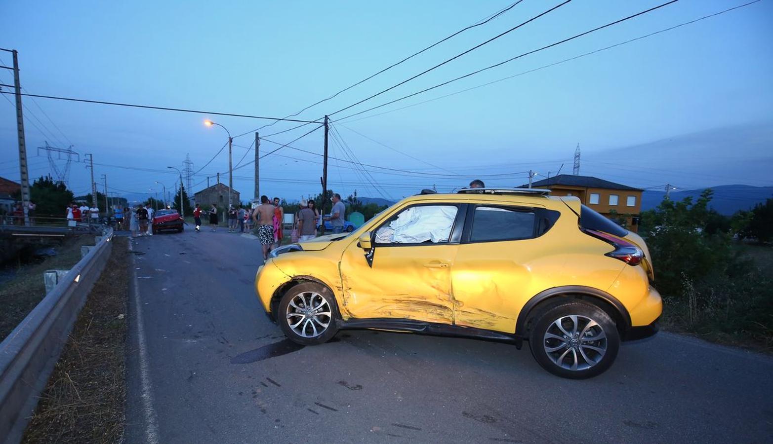 Varias personas resultan heridas en un accidente entre dos turismos en la carretera del Canal en Camponaraya