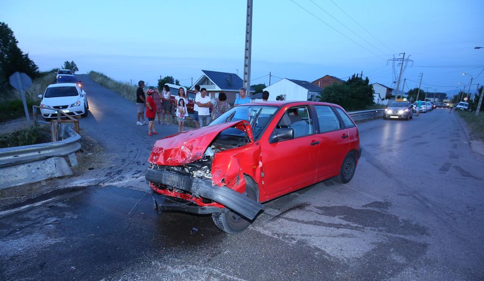Varias personas resultan heridas en un accidente entre dos turismos en la carretera del Canal en Camponaraya
