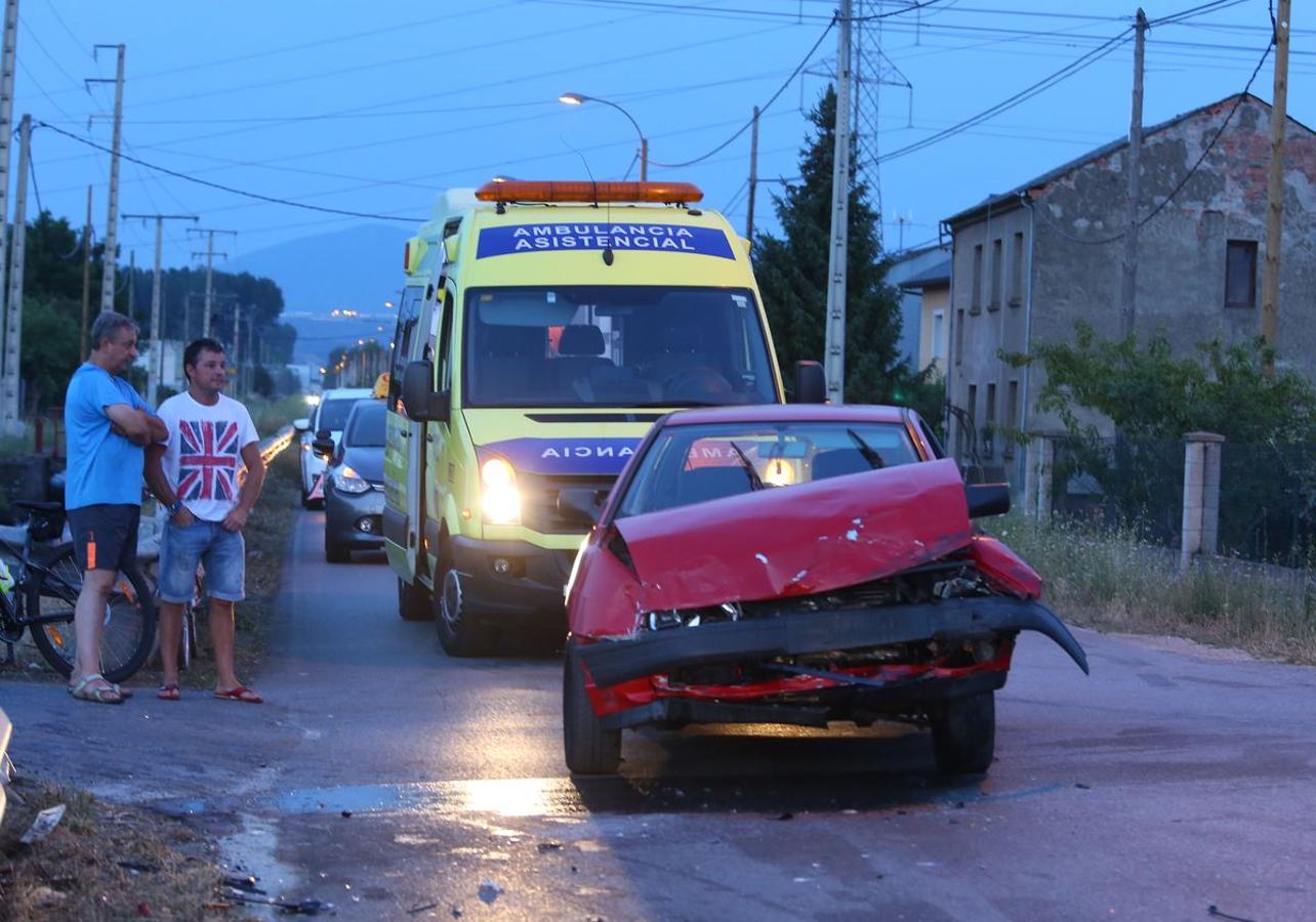 Varias personas resultan heridas en un accidente entre dos turismos en la carretera del Canal en Camponaraya