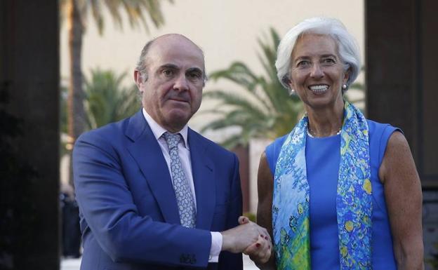 El ministro de Economía, Luis de Guindos, y la directora del FMI, Christine Lagarde.