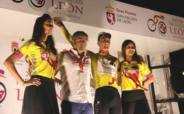 García Rus posa con el maillot de líder de la Vuelta a León.