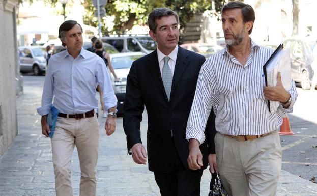 Zoilo Ruiz-Mateos (d), su abogado (c), y su hermano Pablo Ruiz-Mateos.