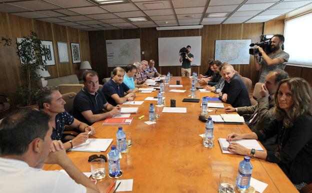 Los representantes de los sindicatos de CCOO y UGT se reúnen con el secretario de Estado de Energía.