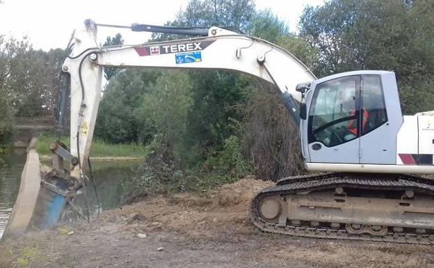 Obras de demolición de los azudes en el Bernega. 