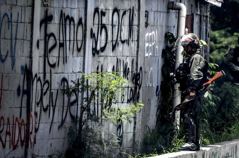 Comercios cerrados, ausencia de transporte público y calles desoladas y bloqueadas con barricadas forman parte del paisaje en Caracas