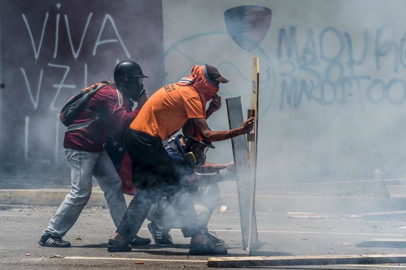 Comercios cerrados, ausencia de transporte público y calles desoladas y bloqueadas con barricadas forman parte del paisaje en Caracas