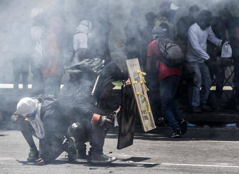 Comercios cerrados, ausencia de transporte público y calles desoladas y bloqueadas con barricadas forman parte del paisaje en Caracas