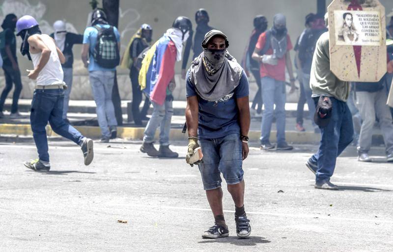 Comercios cerrados, ausencia de transporte público y calles desoladas y bloqueadas con barricadas forman parte del paisaje en Caracas