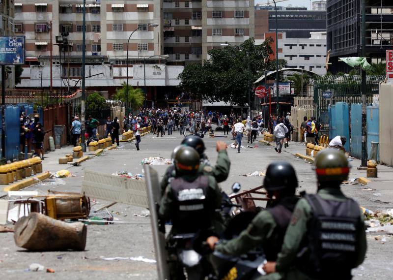 Comercios cerrados, ausencia de transporte público y calles desoladas y bloqueadas con barricadas forman parte del paisaje en Caracas