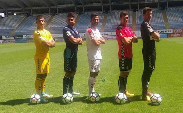 Los jugadores lucen la nueva equipación de la Cultural. 