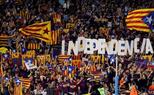 Aficionados en el Camp Nou partidarios de la independencia catalana.